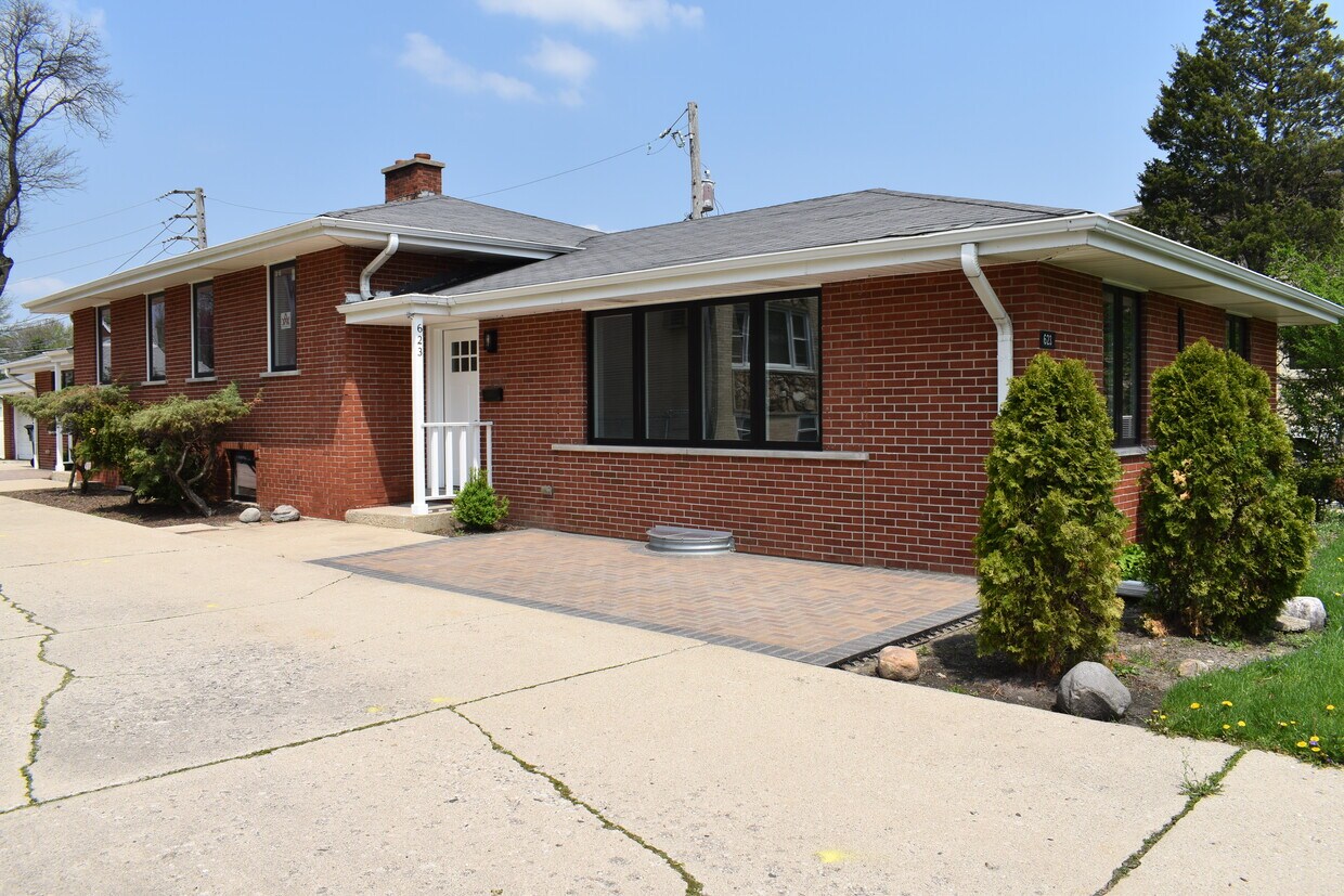 623 N Northwest Hwy, Park Ridge, IL 60068 Townhome Rentals in Park