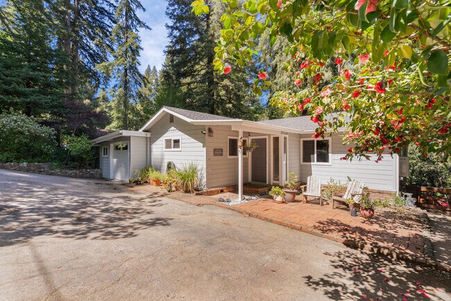 Building Photo - 345 St Francis Dr
