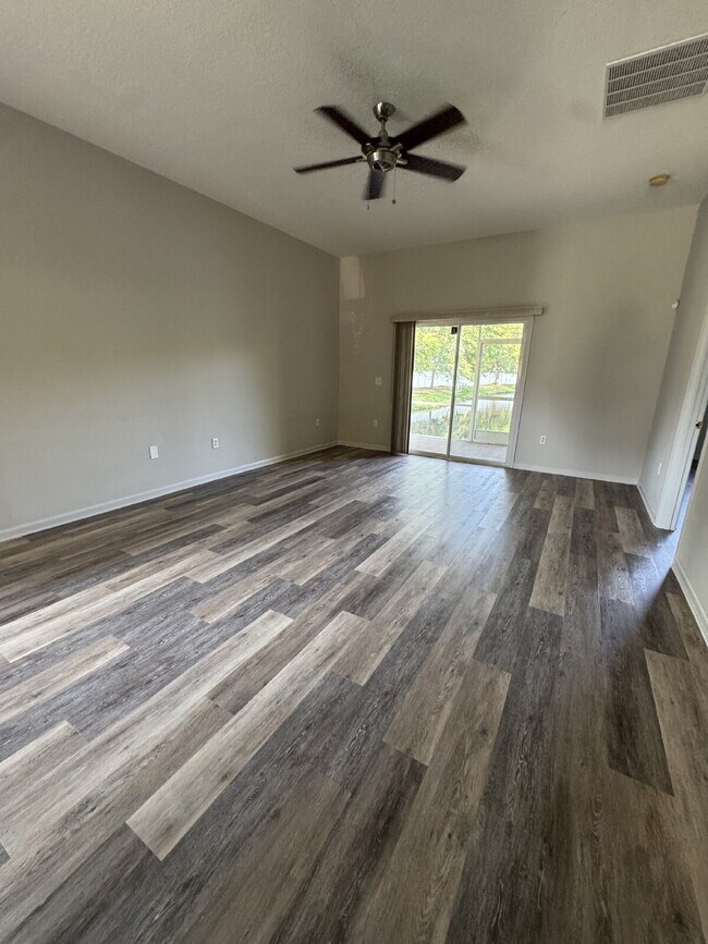 Foto del edificio - Spacious 4 Bedroom Pond-View Home with Upg...