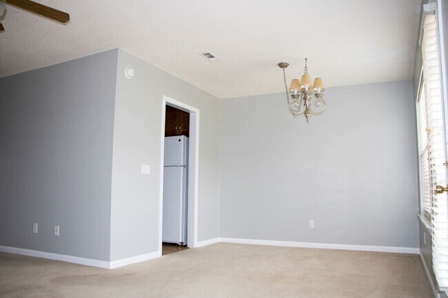 Building Photo - Quail Hollow