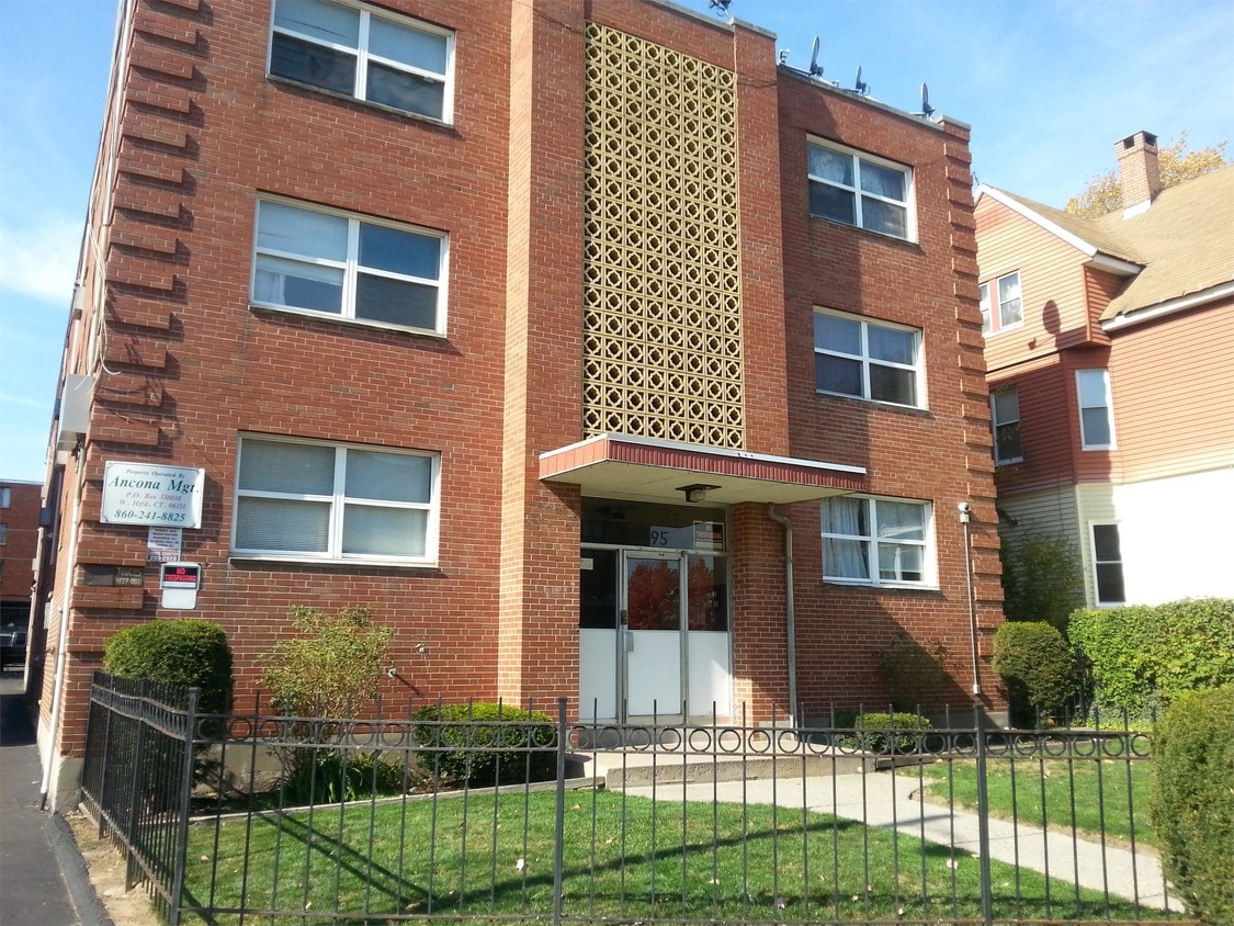 495 Maple Ave, Hartford, CT 06114 Room for Rent in Hartford, CT