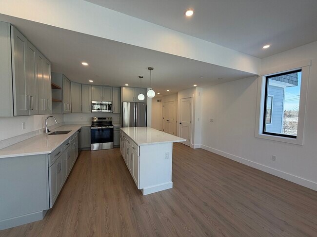 Building Photo - 1060 Main St