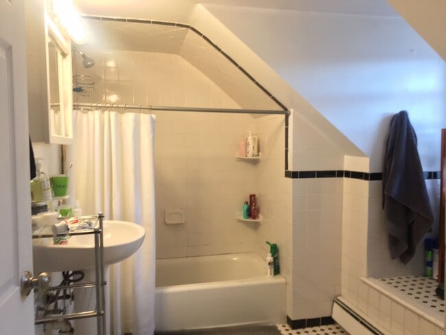 Building Photo - 3 Bed in amazing location available 9/1