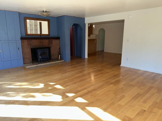 Building Photo - 2000+ sf home is in a great location, pet ...