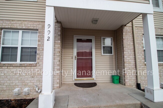 Foto del edificio - Forest Hills 3 Bed Townhome with Garage, Pond View and Some Utilities Included