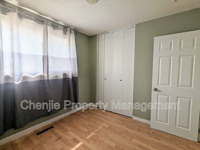 Photo du bâtiment - 6519-6136 136 Ave NW