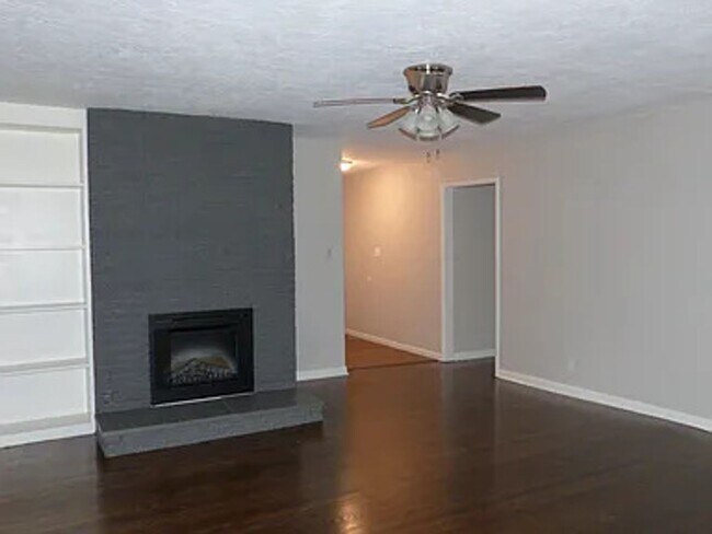 Foto del edificio - Charming 3 Bedroom Home Available September 1