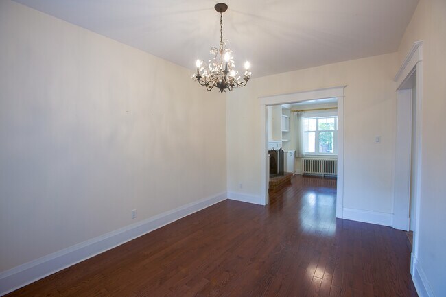 Photo du bâtiment - 49 Hillsdale Ave W