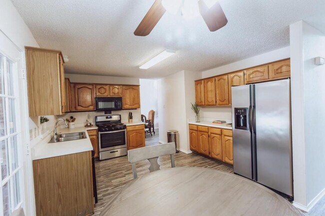 Foto del edificio - 8117 Trail Lake Dr