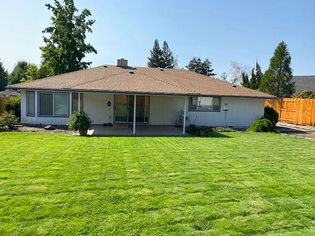 Building Photo - LARGE SINGLE FAMILY HOME, ONE LEVEL W/ FEN...