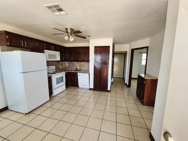 Kitchen - 15120 Perlite Dr