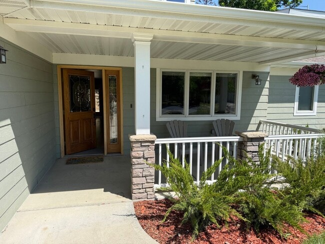 Building Photo - 3 Bed 2 Bath Large Beautiful Home