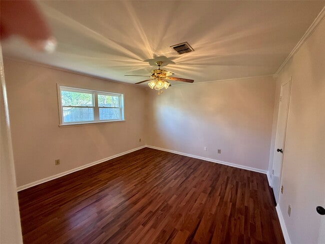 Building Photo - 1109 Sally Anne Dr