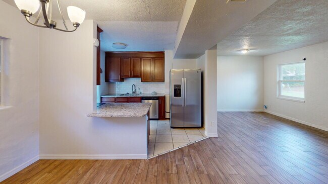 Foto del edificio - "Charming 3-Bedroom Home with Gleaming Hardwood Floors and 3 Full Baths on Camelot Rd, Jacksonvil...