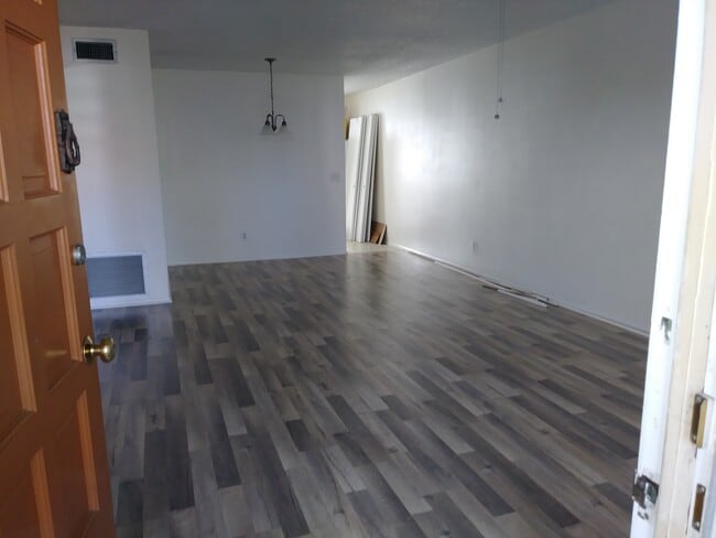 Building Photo - 2402 Ecuadorian Way