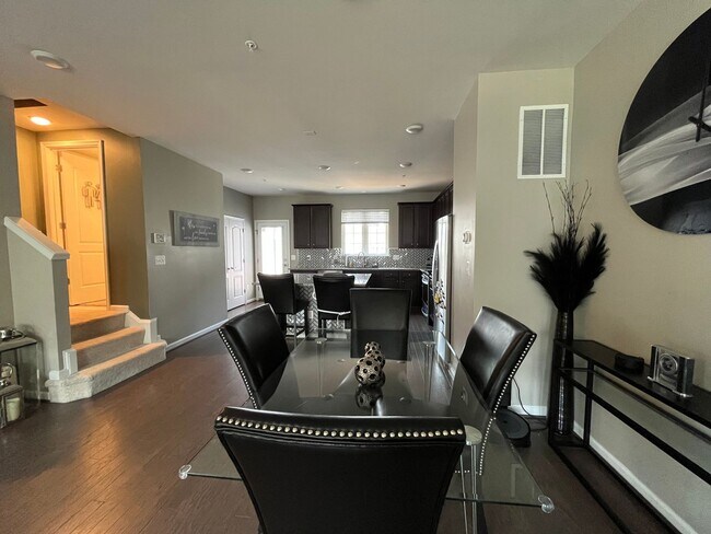 Building Photo - Amazing 3 BR/3.5 BA EOG Townhome in Shiple...