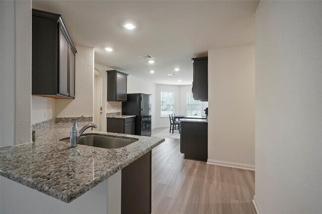 Building Photo - 15230 Central Lakes Dr
