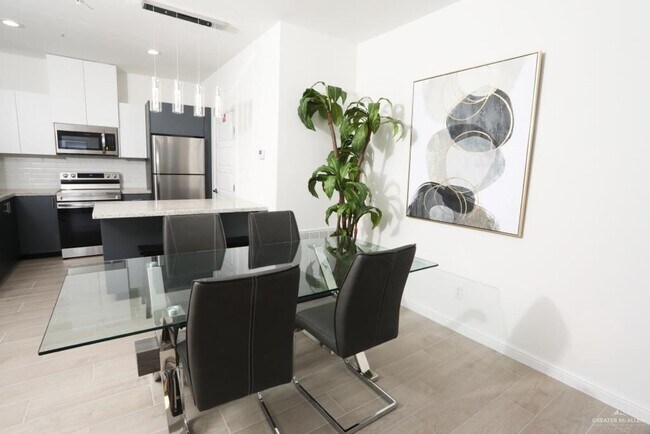 Building Photo - 13 E Yuma Ave