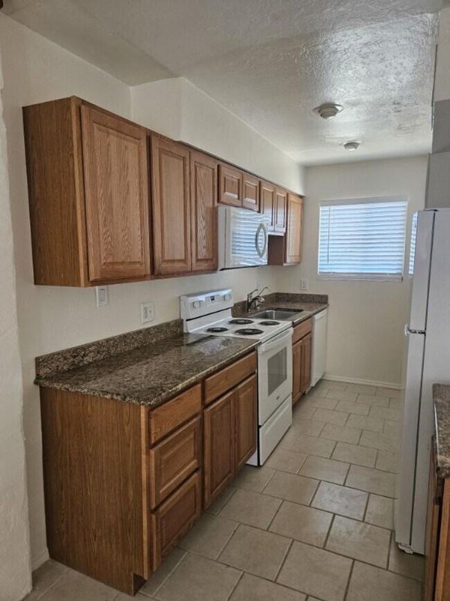 Foto del edificio - 2 Bedroom at Scottsdale and Thomas
