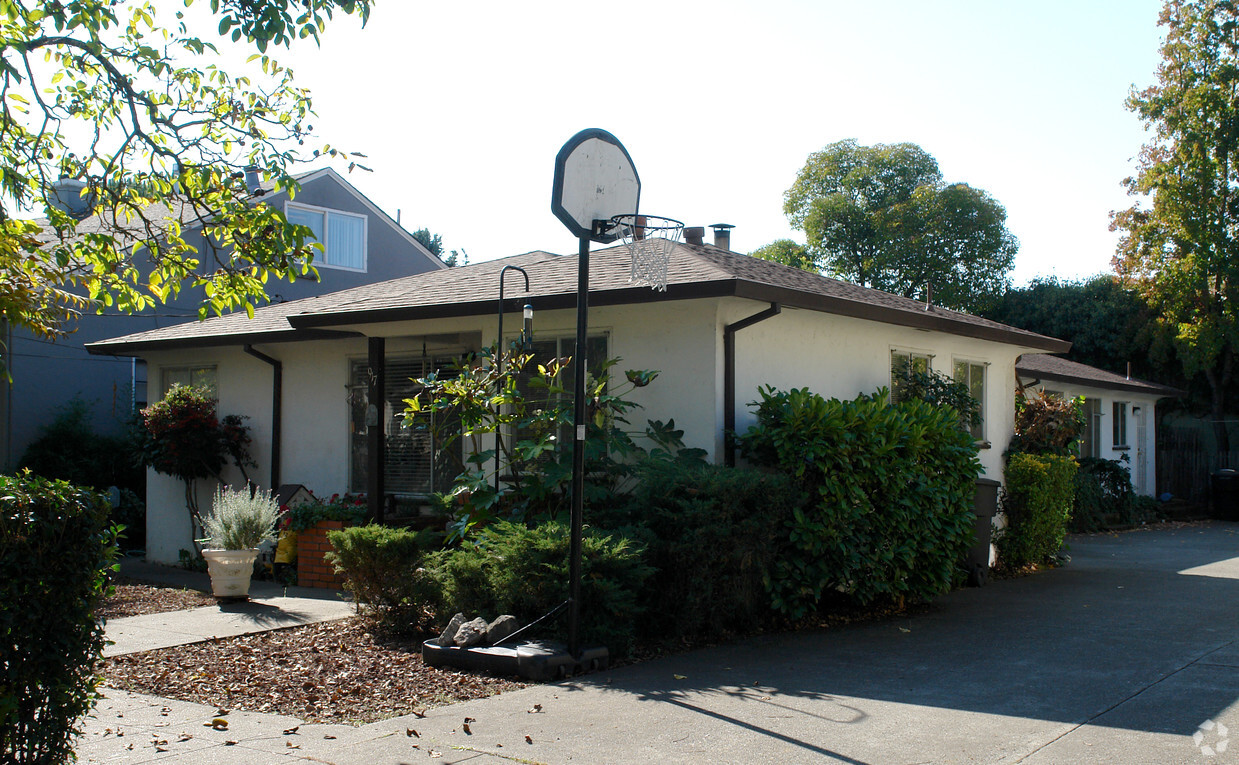 Primary Photo - 917 Stewart St
