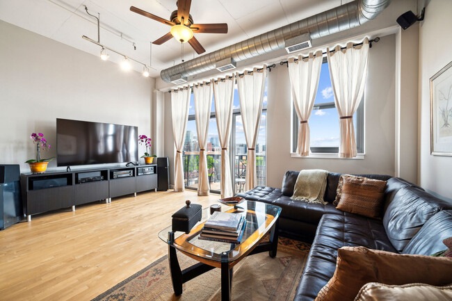 Foto del edificio - 1301 W Madison St