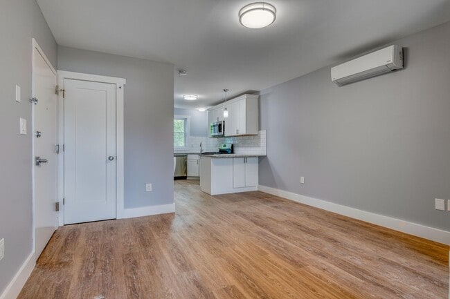 Building Photo - 250 Suydam Ave