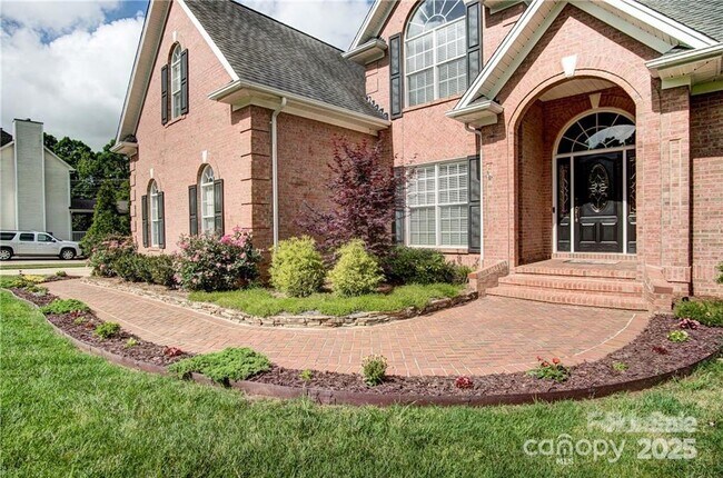 Foto del edificio - 8005 Weddington Downs Dr