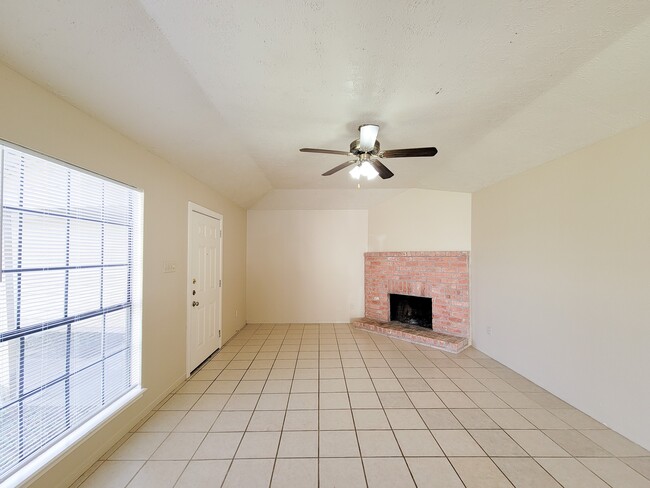 Building Photo - 10059 Emerald Creek Dr