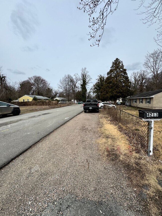 Foto del edificio - 5 bed 2 bath, central all electric HVAC, laundry, fenced yard house!