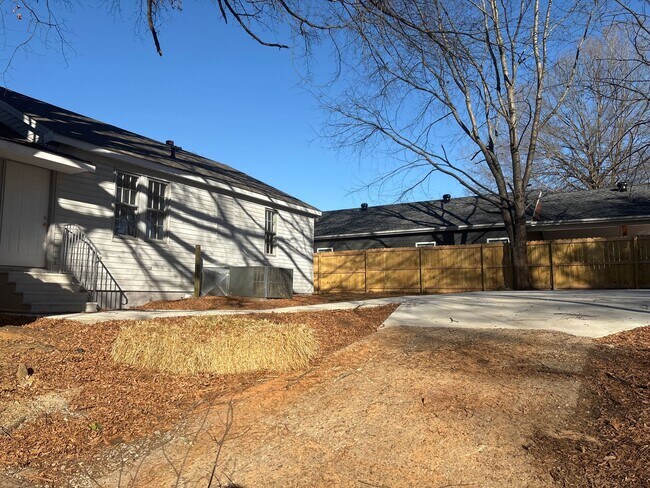 Building Photo - $1000.00 Deposit Special! You're Home Awaits