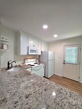 Building Photo - 5422 Pine Ave