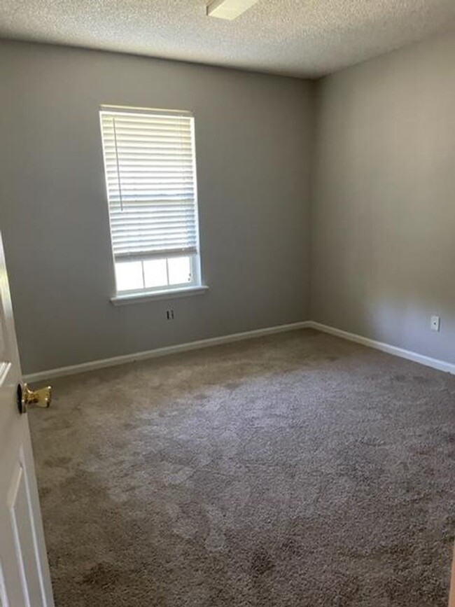 Building Photo - 3bed/2bath LOCATED NEAR MOODY AFB