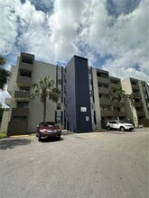 Building Photo - 10090 NW 80th Ct