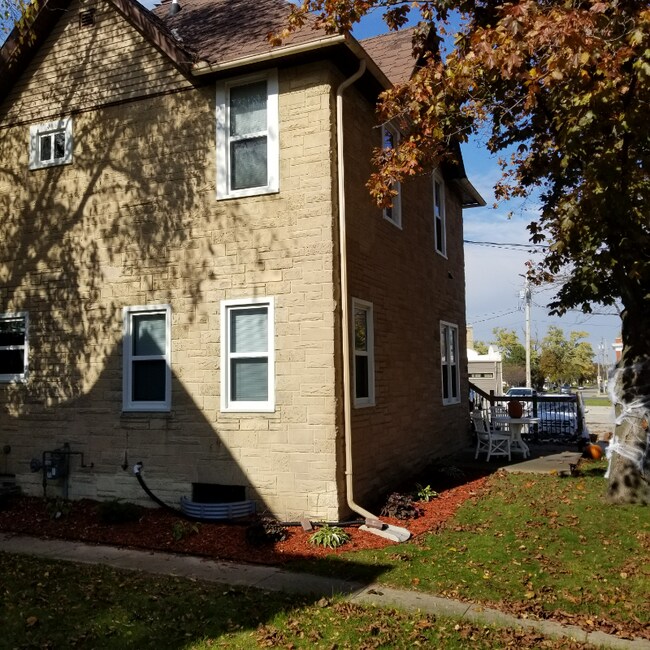 Building Photo - 519 Vandenbroek St