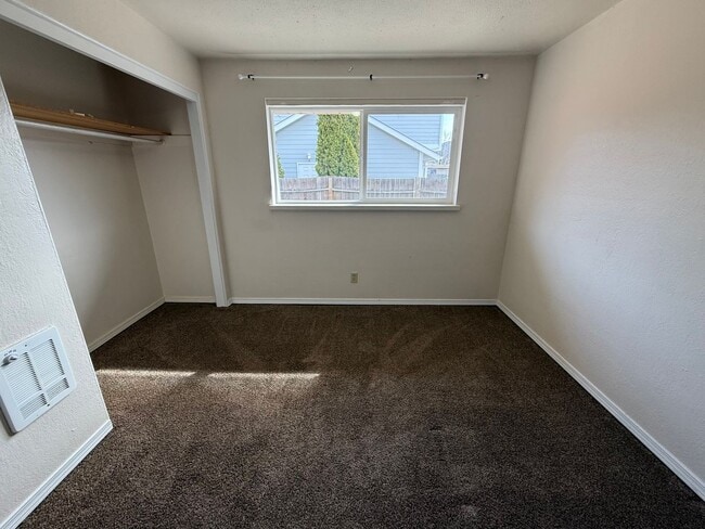 Building Photo - Now renting 3 bedroom duplex