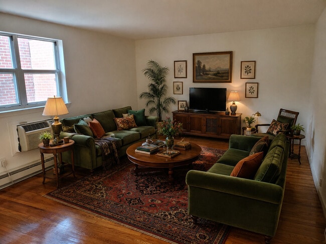 Huge Living Room - Main Line Court