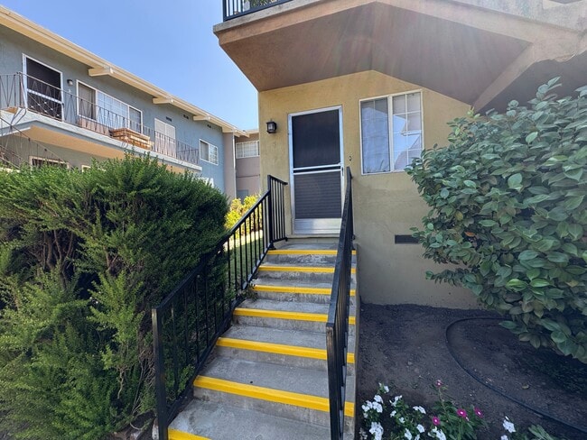 Building Photo - 1570 N Verdugo Rd