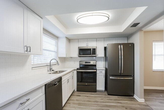 Building Photo - 909 Black Knight Dr