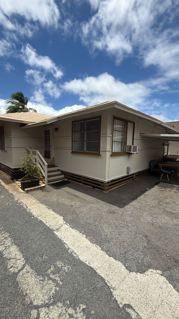 Building Photo - 3302 Hinano St