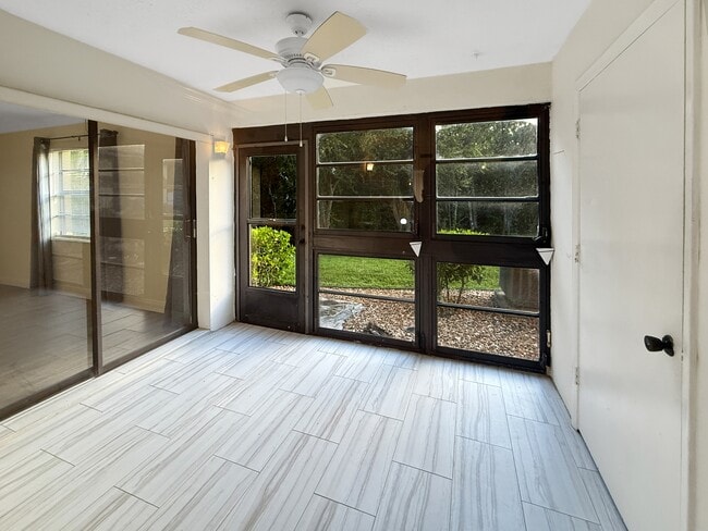 Foto del edificio - 6110 Whiskey Creek Dr