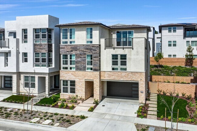Foto del edificio - The Crown Jewel of Metro Heights: Toll Brothers Luxury Estate