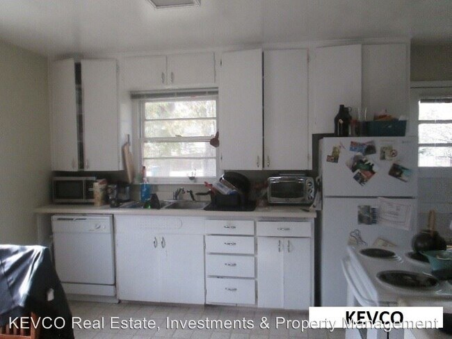 Building Photo - 2 br, 1 bath Apartment - 141 N Lyons St