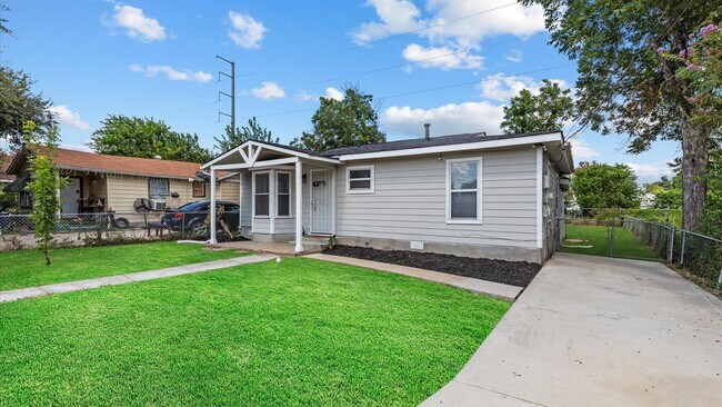 Foto del edificio - Charming 3-Bedroom Home with Spacious Backyard!