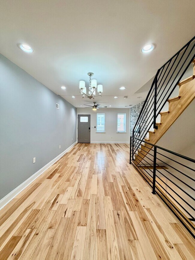 Foto del edificio - Modern 3-Bedroom Home with Rooftop Access, Finished Basement & Wet Bar