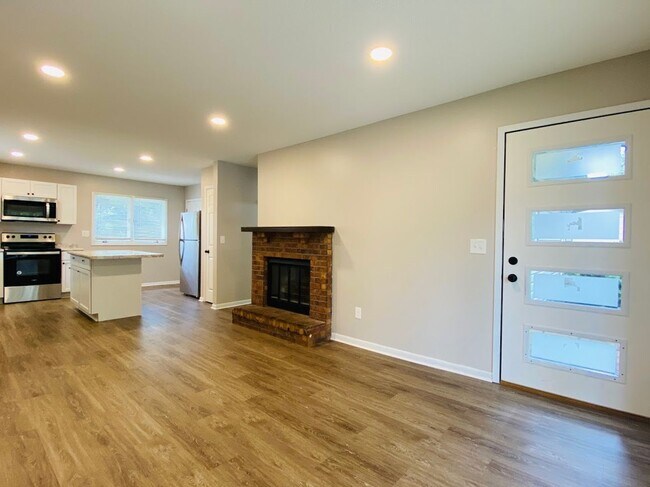 Foto del edificio - NEWLY REMODELED RANCH!! - 3 Bedroom, 1 Bath Home in Ankeny