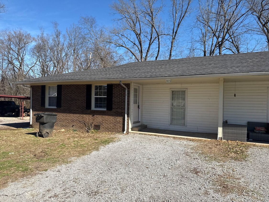 Primary Photo - 3 Bd/1 BA with fenced yard.