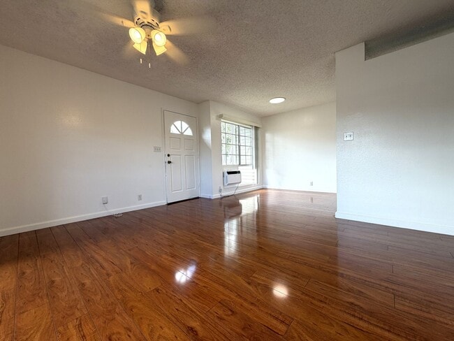 Building Photo - Royal Palm (Waipio) 2 bedroom/1 bath upstairs unit, A/C, Washer/Dryer, 1 parking