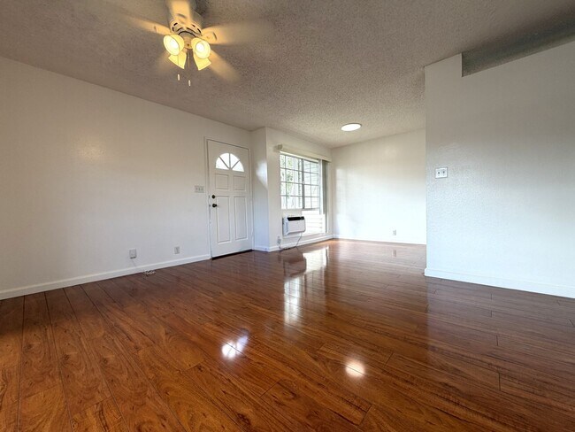 Foto del edificio - Royal Palm (Waipio) 2 bedroom/1 bath upstairs unit, A/C, Washer/Dryer, 1 parking