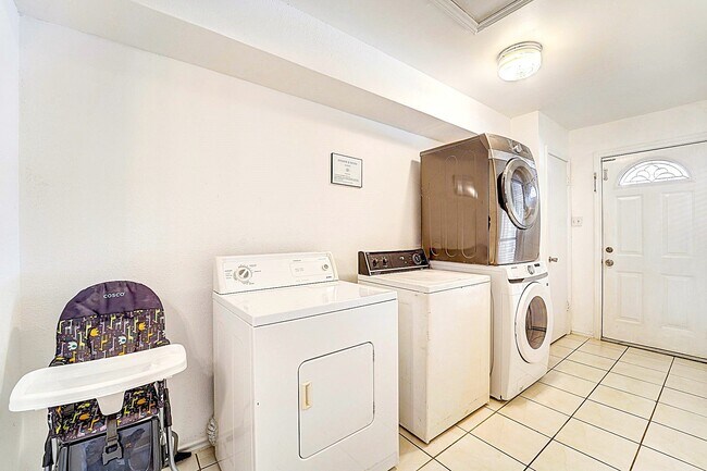 Foto del edificio - 8111 Pine Green Ln