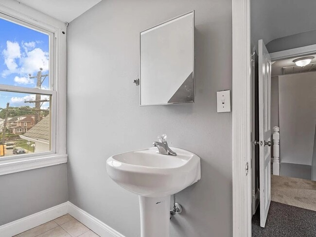 Building Photo - 203 S Springfield Rd